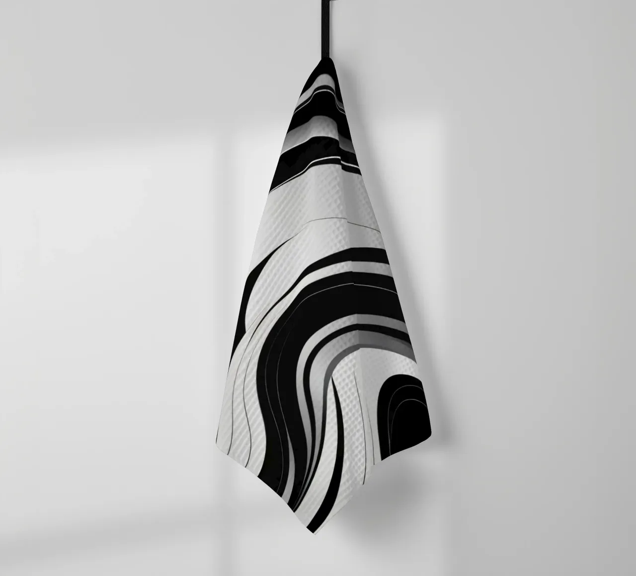Wirbelndes schwarz-weißes abstraktes Design mit dynamischen Linien Geschirrtuch von DesignDoodle