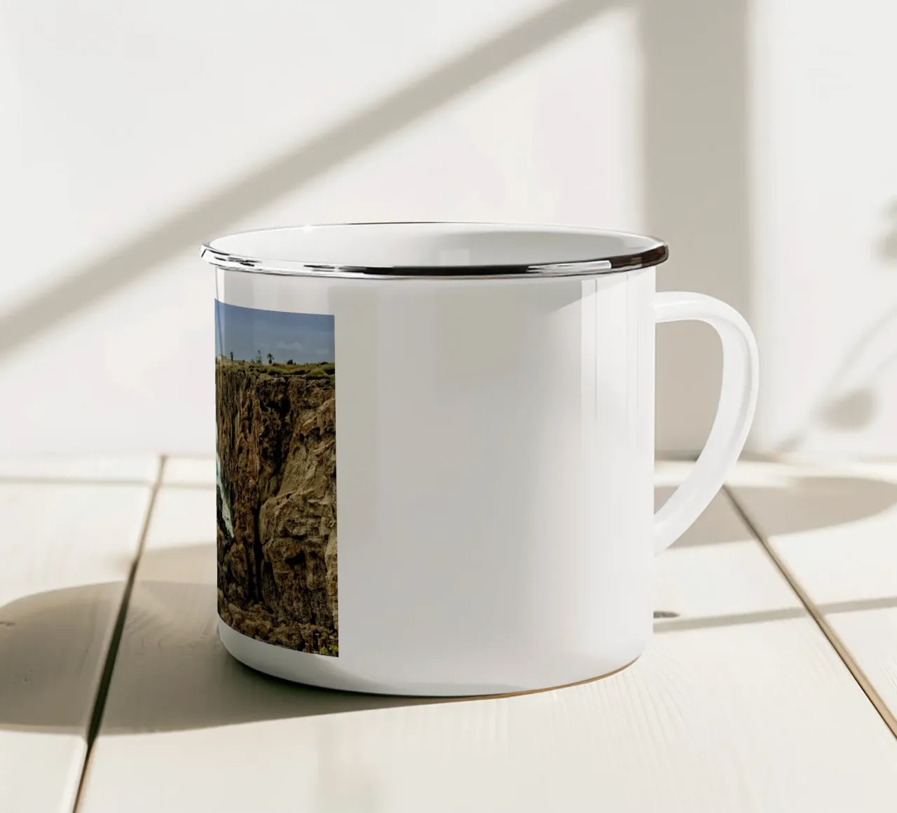 Magical Malta Stormy Cliffs tazza in smalto da Curious Collections by Marielle Leenders