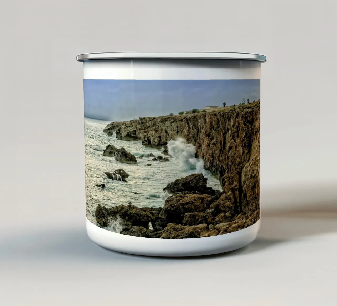 Magical Malta Stormy Cliffs tazza in smalto da Curious Collections by Marielle Leenders