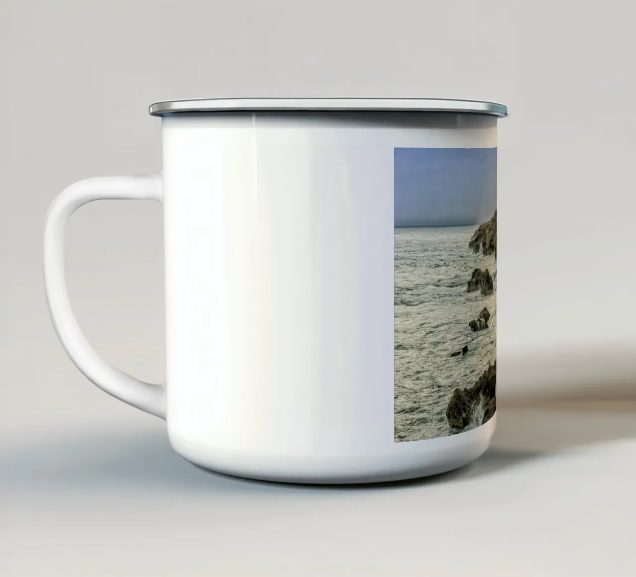 Magical Malta Stormy Cliffs tazza in smalto da Curious Collections by Marielle Leenders