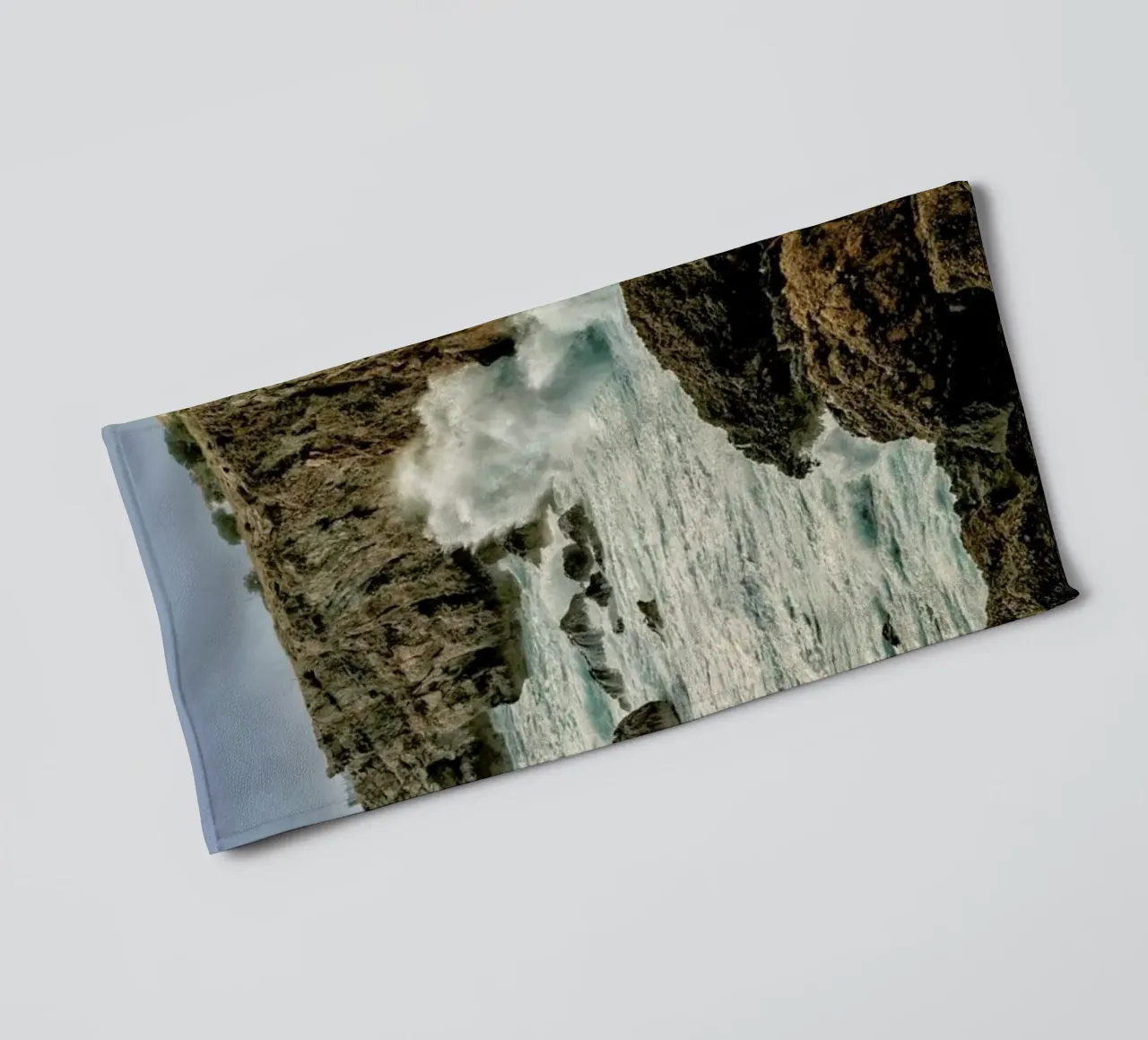Magical Malta Stormy Cliffs asciugamano da bagno da Curious Collections by Marielle Leenders