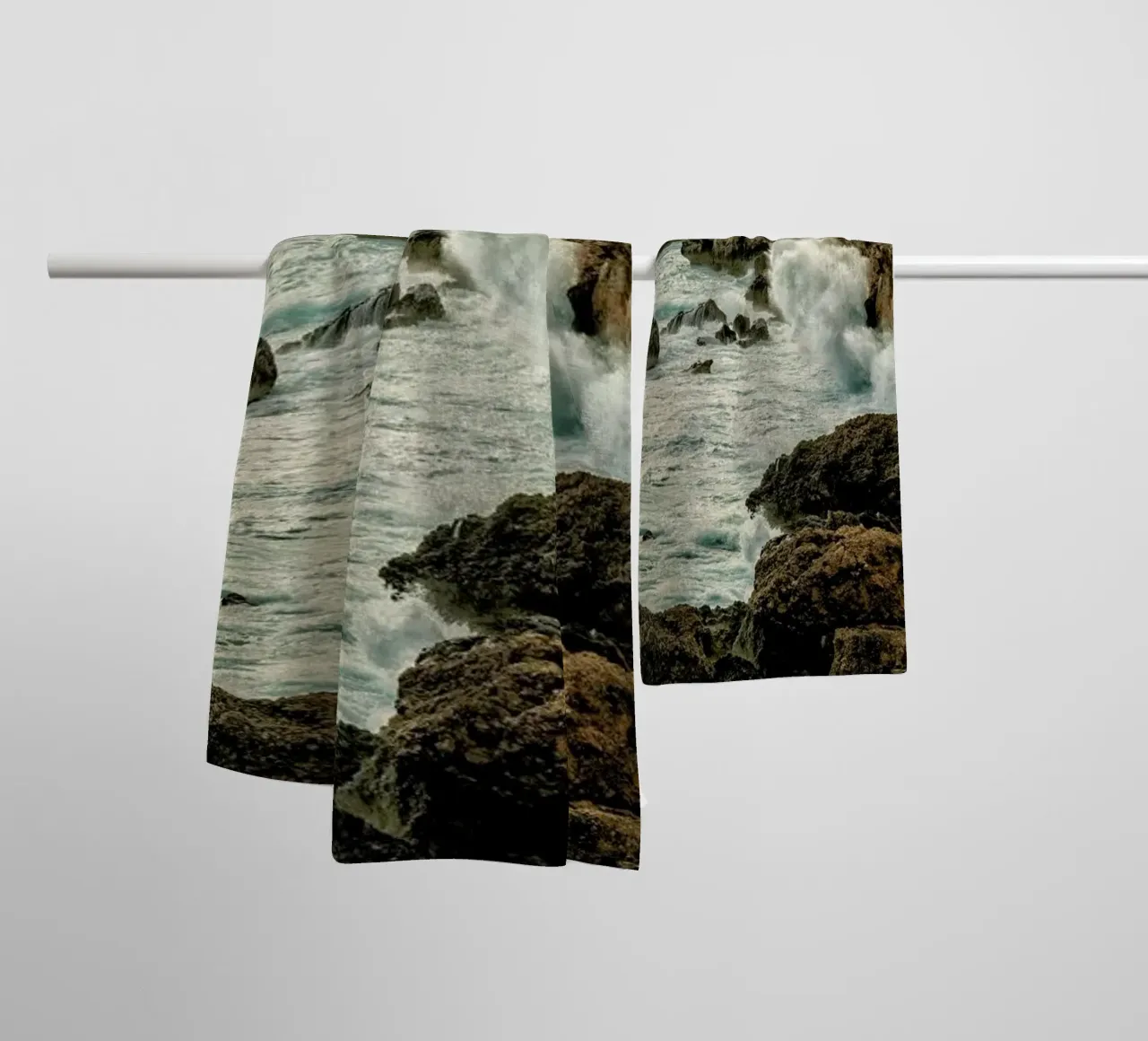 Magical Malta Stormy Cliffs asciugamano da bagno da Curious Collections by Marielle Leenders