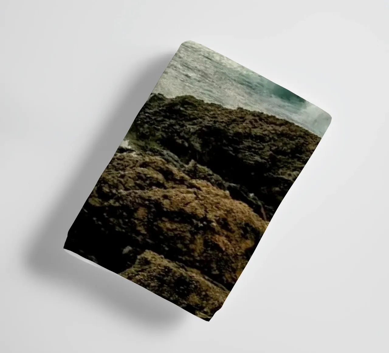 Magical Malta Stormy Cliffs asciugamano da bagno da Curious Collections by Marielle Leenders