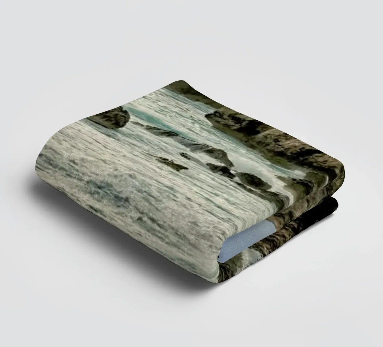 Magical Malta Stormy Cliffs asciugamano da bagno da Curious Collections by Marielle Leenders