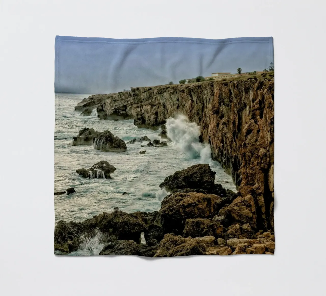 Magical Malta Stormy Cliffs coperta in pile da Curious Collections by Marielle Leenders