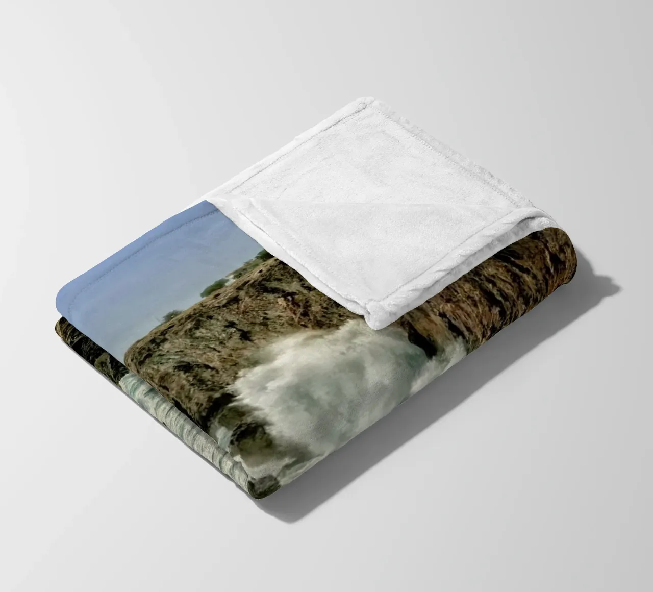 Magical Malta Stormy Cliffs coperta in pile da Curious Collections by Marielle Leenders