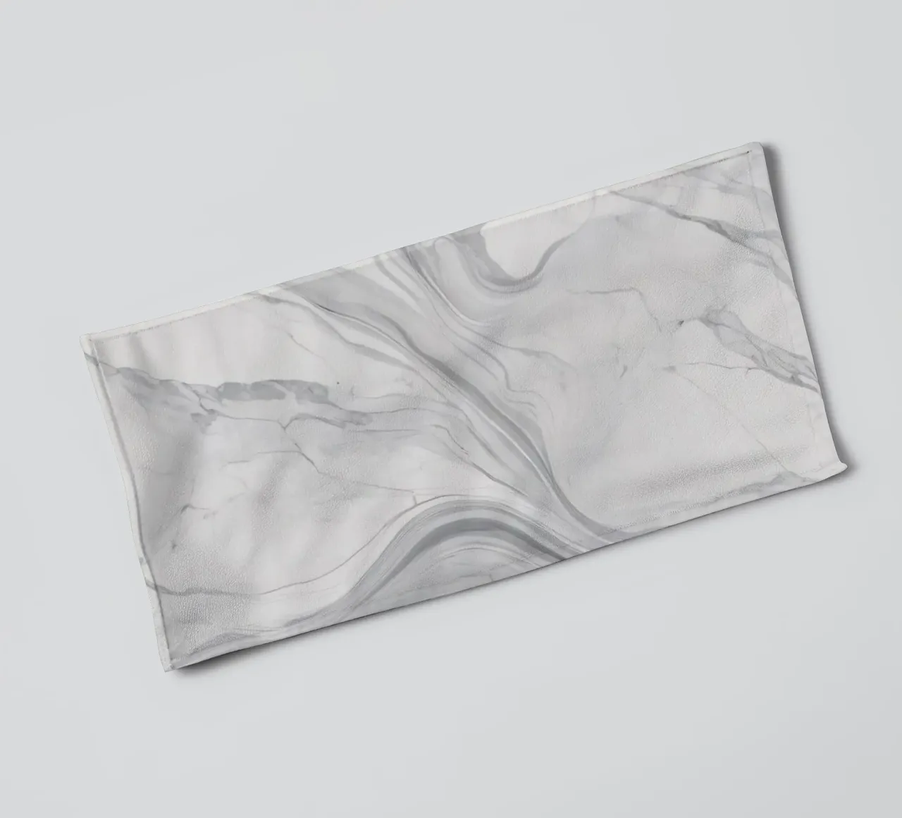 Elegante graue Marmortextur mit wirbelnden Mustern und Licht Handtuch von DesignDoodle