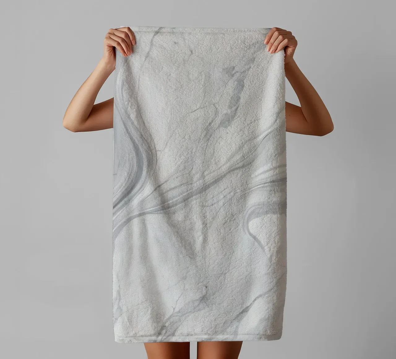 Elegante graue Marmortextur mit wirbelnden Mustern und Licht Handtuch von DesignDoodle
