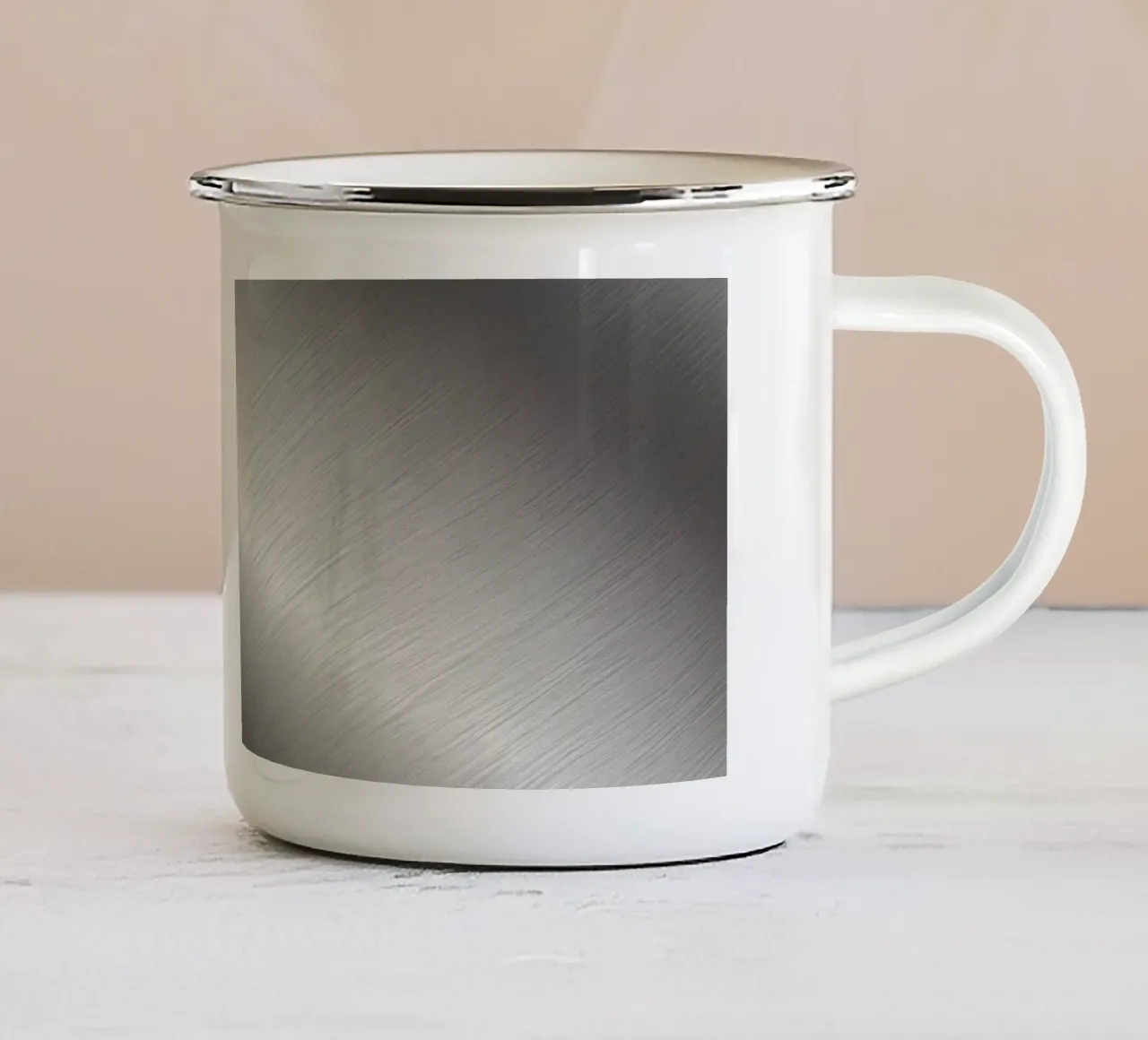 Superficie metallica con texture spazzolata che riflette la luce tazza in smalto da DesignDoodle