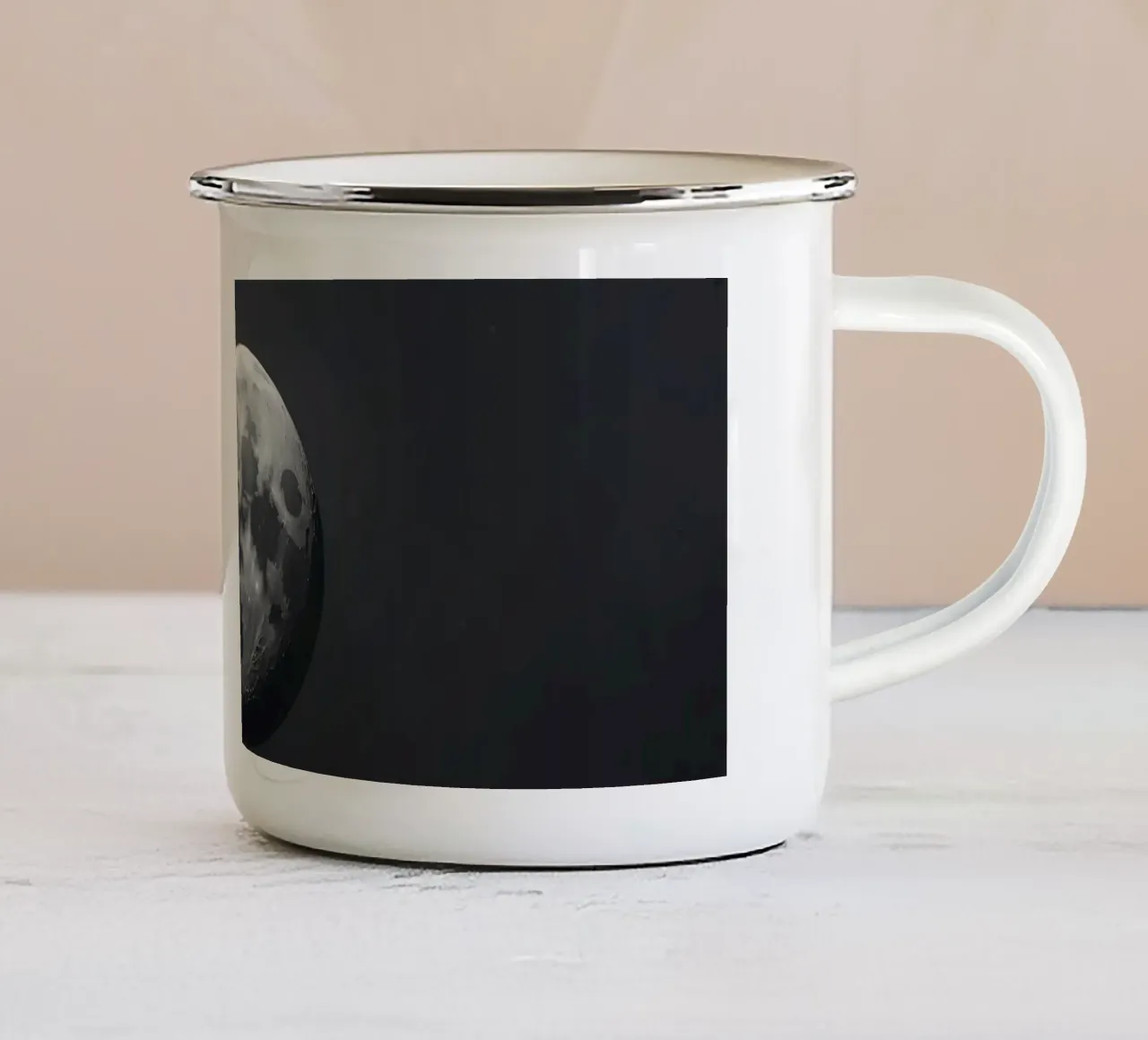 Luna piena illuminata in un cielo notturno limpido che mette in risalto la tazza in smalto da DesignDoodle