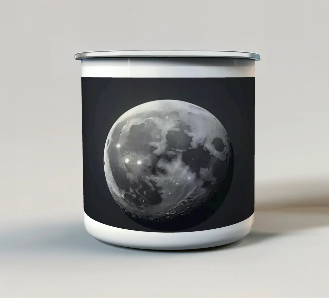 Luna piena illuminata in un cielo notturno limpido che mette in risalto la tazza in smalto da DesignDoodle