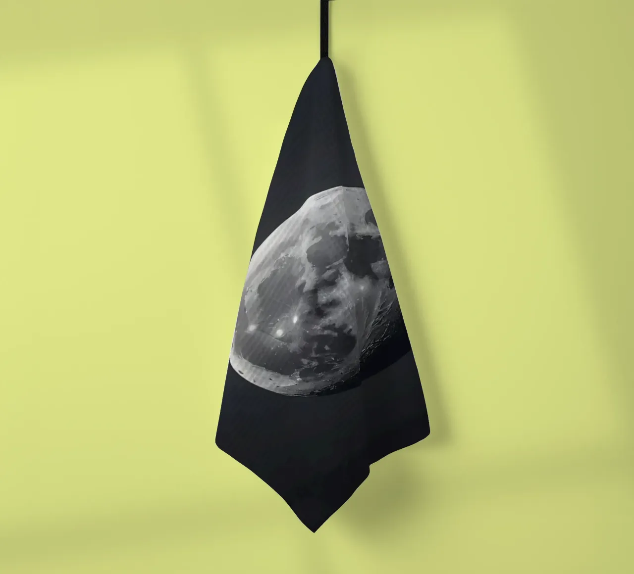 Pleine lune illuminée dans un ciel nocturne dégagé, mettant en valeur la lumière lunaire. torchon de DesignDoodle