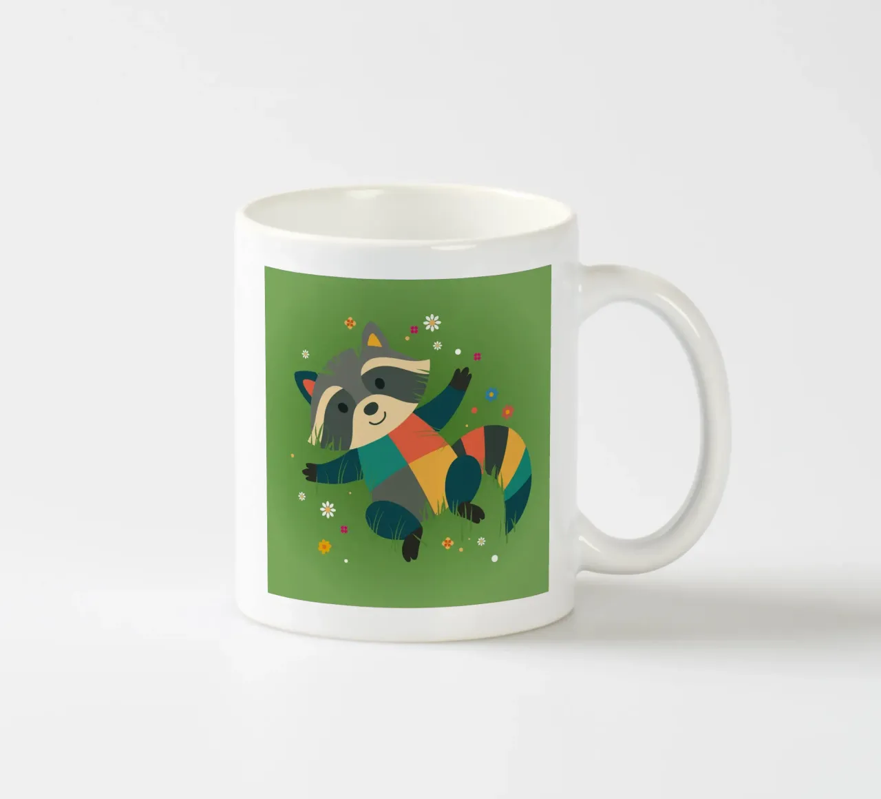 Procione sdraiato nell'erba - design giocoso per bambini tazza in ceramica da namosh