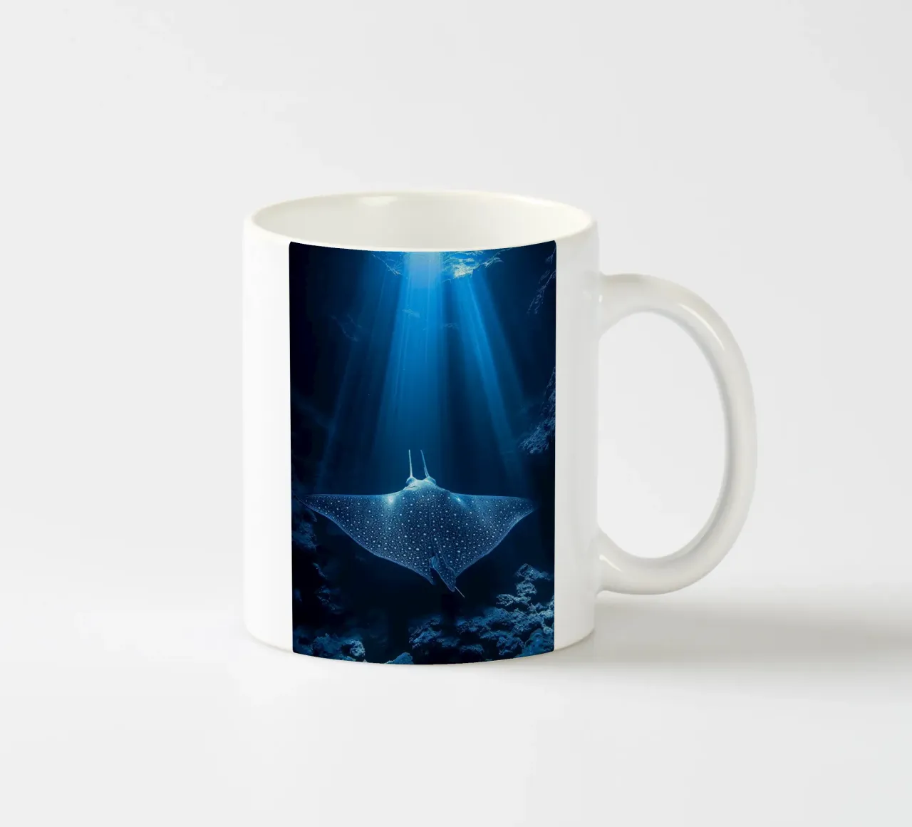 manta sott'acqua oceano tazza in ceramica da James Isaac Jackson