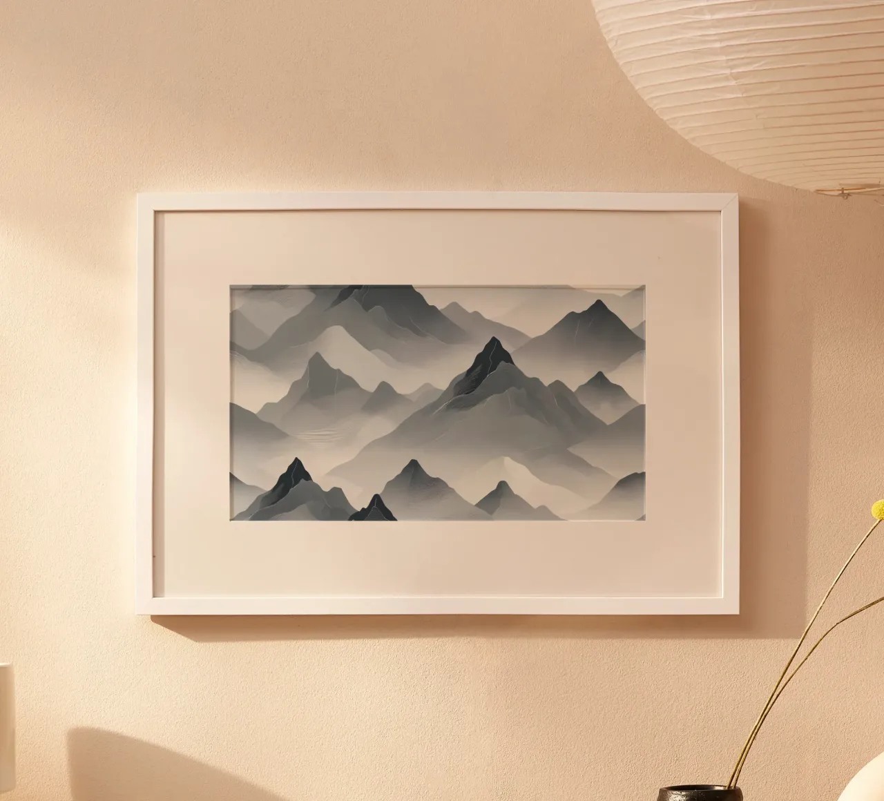 Stupefacente paesaggio montano monocromatico con strati di nebbia poster con telaio in alluminio da DesignDoodle