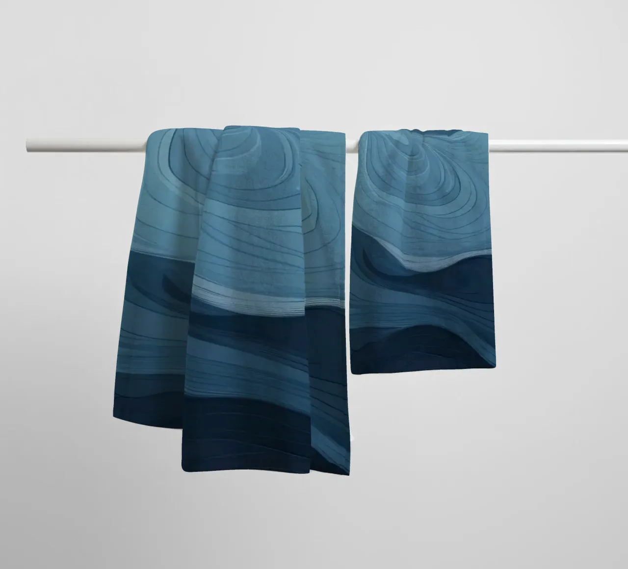 Fesselnde Muster aus blauen, zusammenfließenden Wellen Handtuch von DesignDoodle