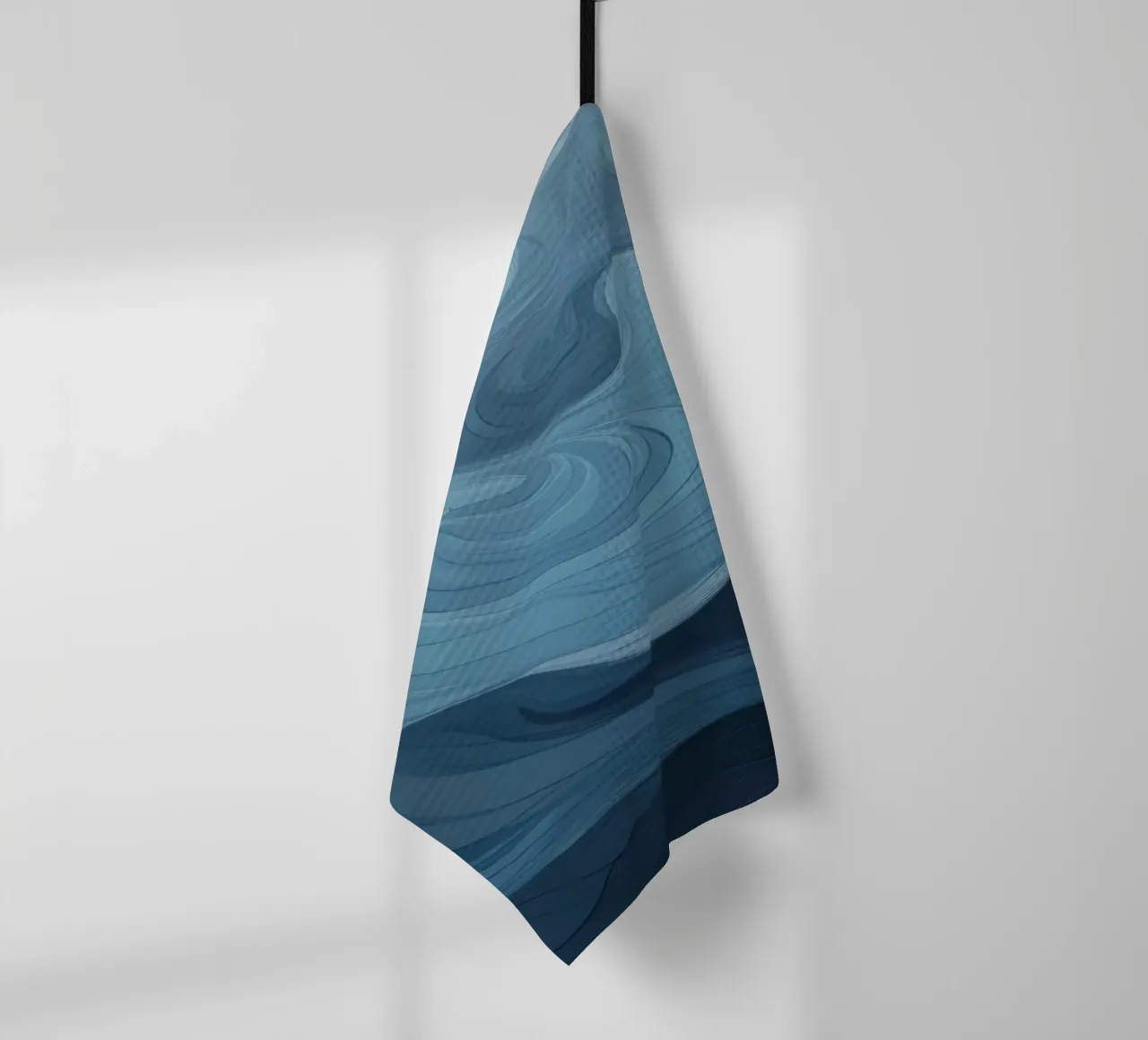 Fesselnde Muster aus blauen, zusammenfließenden Wellen Geschirrtuch von DesignDoodle