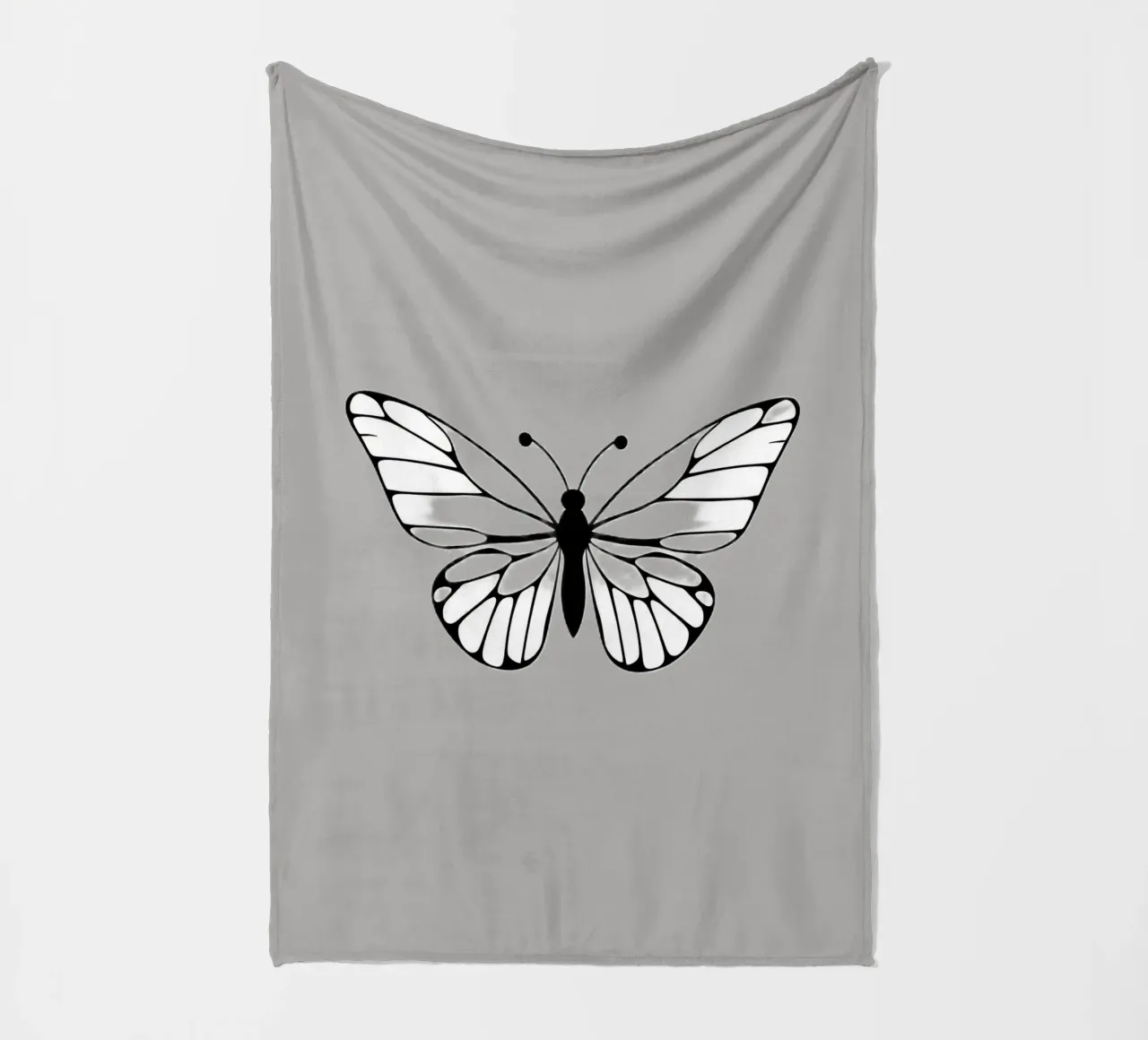 Intricata illustrazione di farfalla in bianco e nero coperta in pile da DesignDoodle