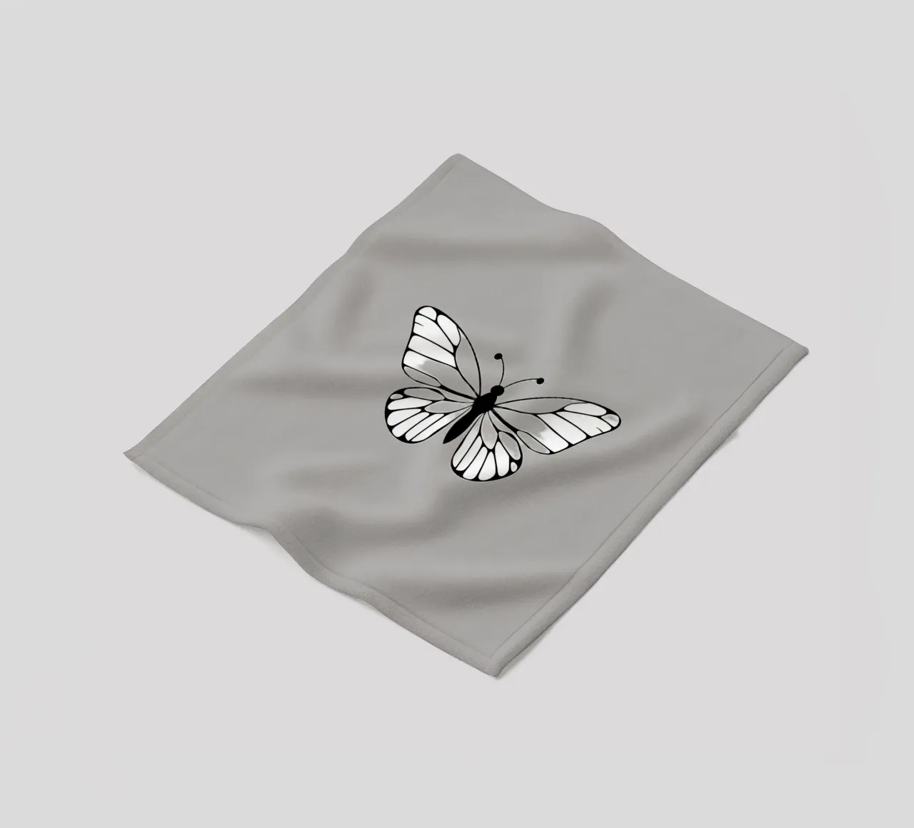 Intricata illustrazione di farfalla in bianco e nero coperta in pile da DesignDoodle