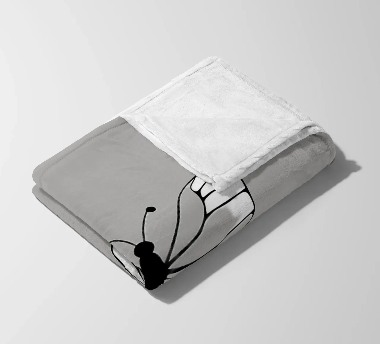 Intricata illustrazione di farfalla in bianco e nero coperta in pile da DesignDoodle