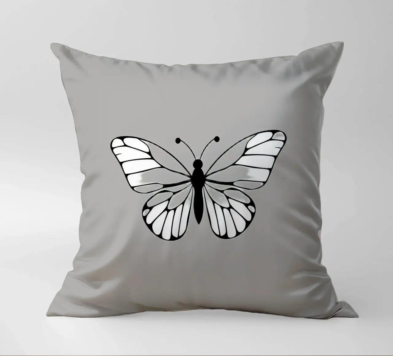 Intricata illustrazione di farfalla in bianco e nero cuscino da DesignDoodle