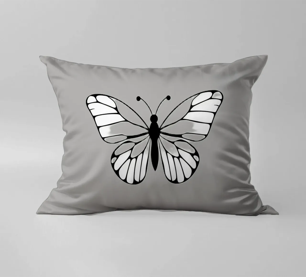 Intricata illustrazione di farfalla in bianco e nero cuscino da DesignDoodle