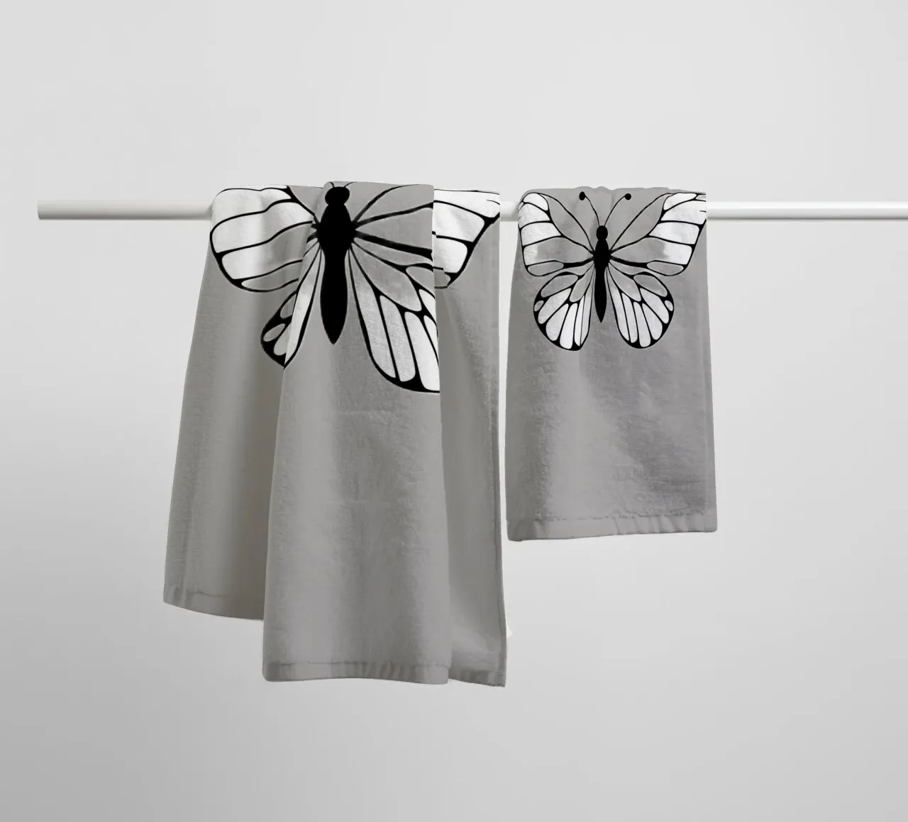 Intricata illustrazione di farfalla in bianco e nero asciugamano da bagno da DesignDoodle