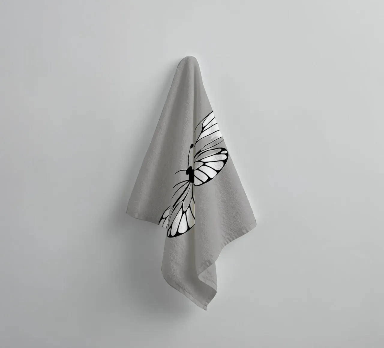 Intricata illustrazione di farfalla in bianco e nero asciugamano da bagno da DesignDoodle