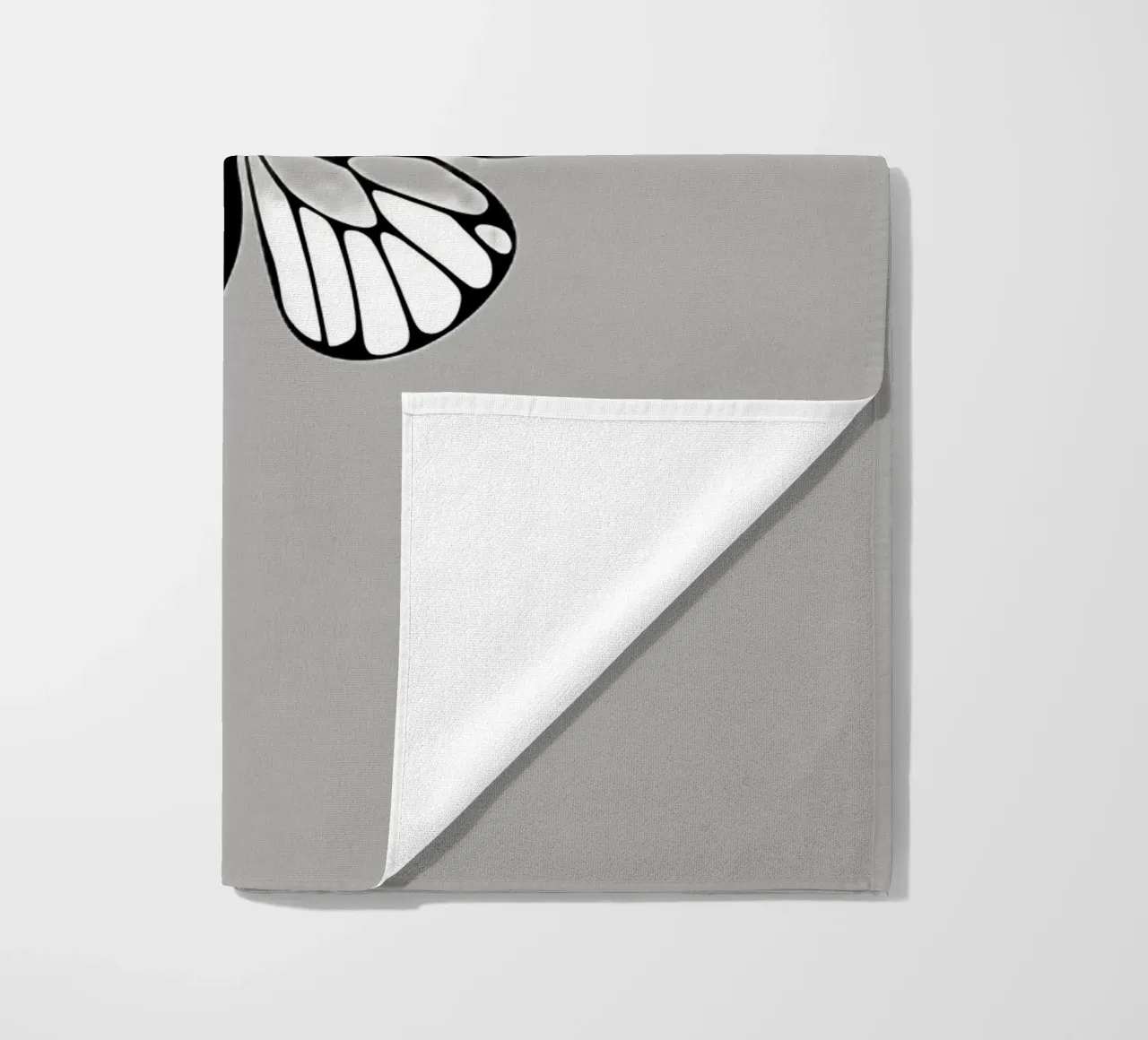 Intricata illustrazione di farfalla in bianco e nero telo mare da DesignDoodle