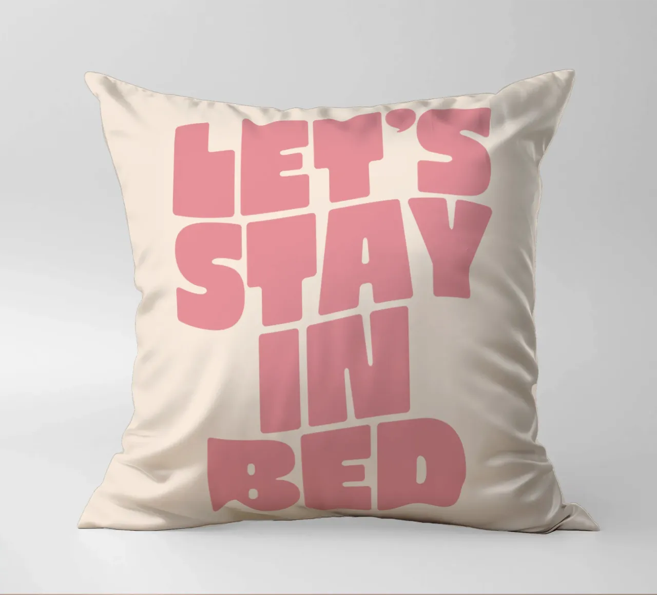 Stampa tipografica della parete della camera da letto rosa pesca "Let's Stay in Bed". cuscino da THE MOTIVATED TYPE