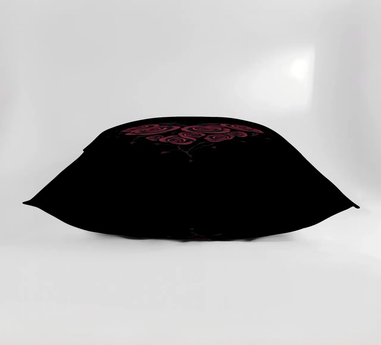 Bellissima composizione di rose rosse a forma di cuore cuscino da DesignDoodle
