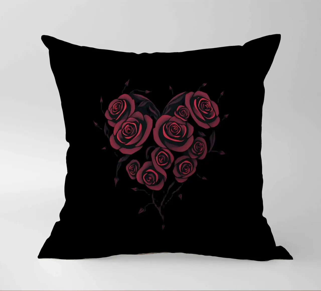 Bellissima composizione di rose rosse a forma di cuore cuscino da DesignDoodle