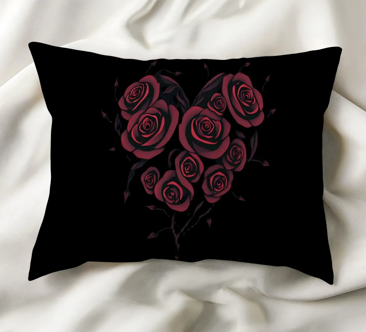 Bellissima composizione di rose rosse a forma di cuore cuscino da DesignDoodle