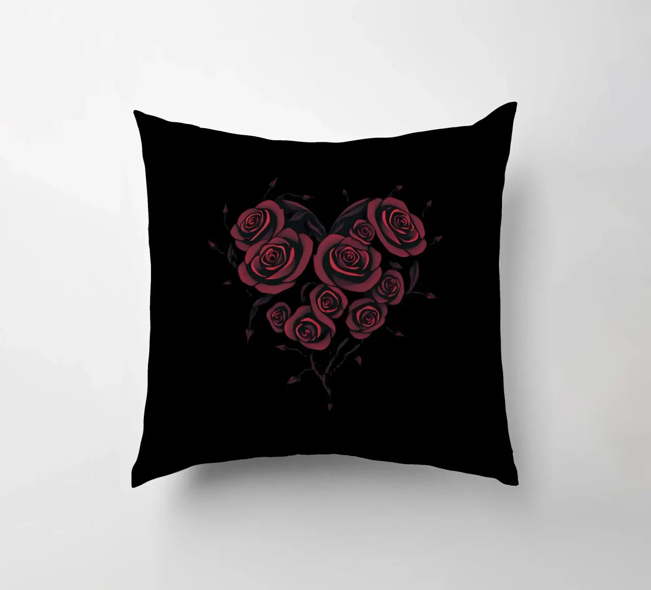 Bellissima composizione di rose rosse a forma di cuore cuscino da DesignDoodle