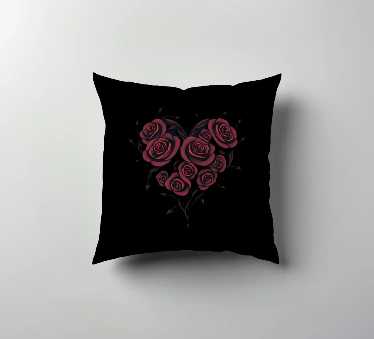Bellissima composizione di rose rosse a forma di cuore cuscino da DesignDoodle