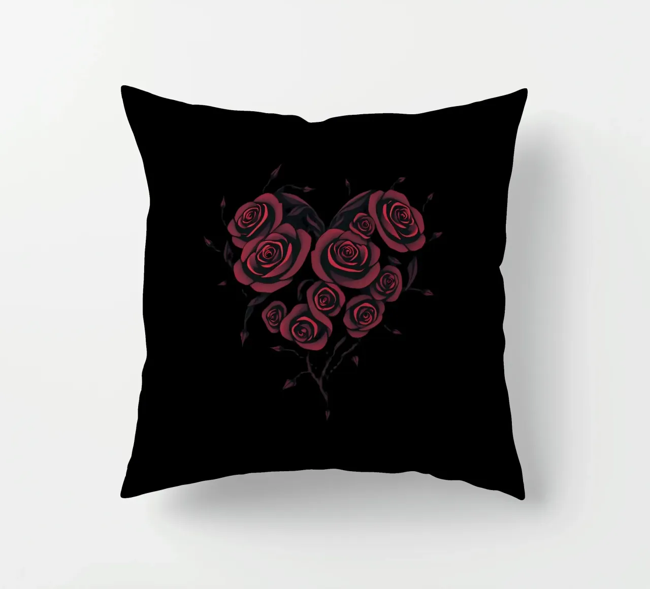 Bellissima composizione di rose rosse a forma di cuore cuscino da DesignDoodle