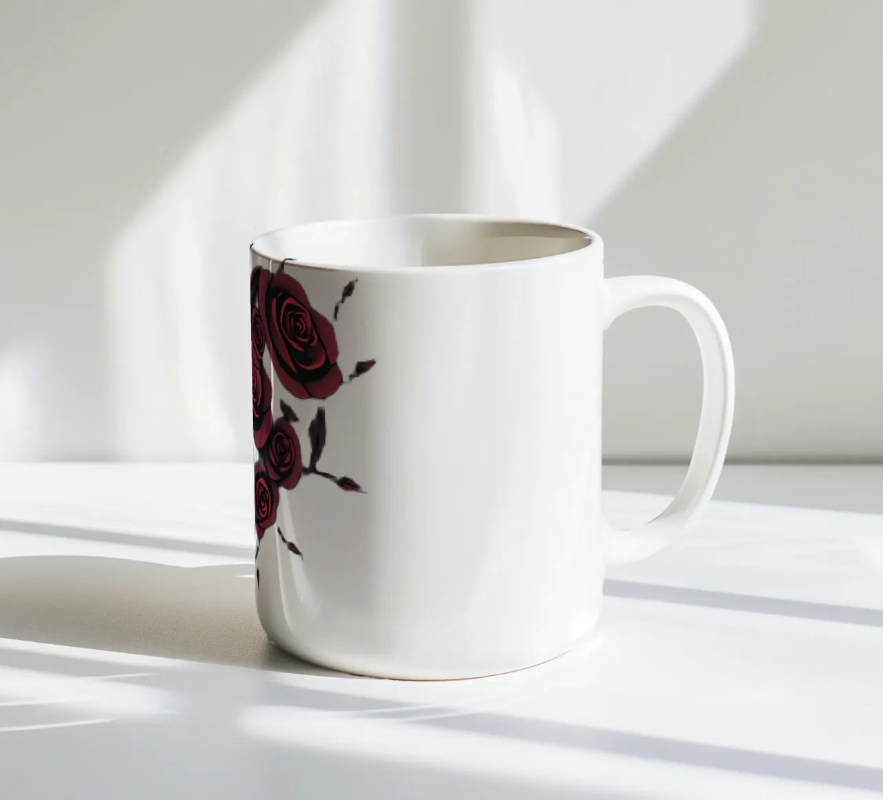 Bellissima composizione di rose rosse a forma di cuore tazza in ceramica da DesignDoodle