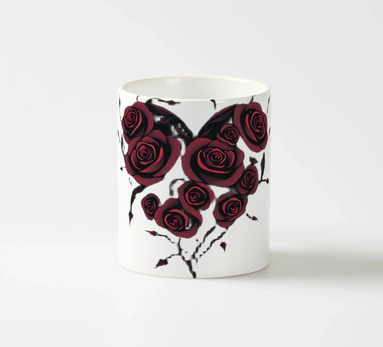 Bellissima composizione di rose rosse a forma di cuore tazza in ceramica da DesignDoodle