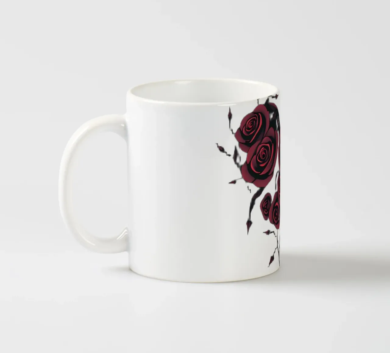 Bellissima composizione di rose rosse a forma di cuore tazza in ceramica da DesignDoodle