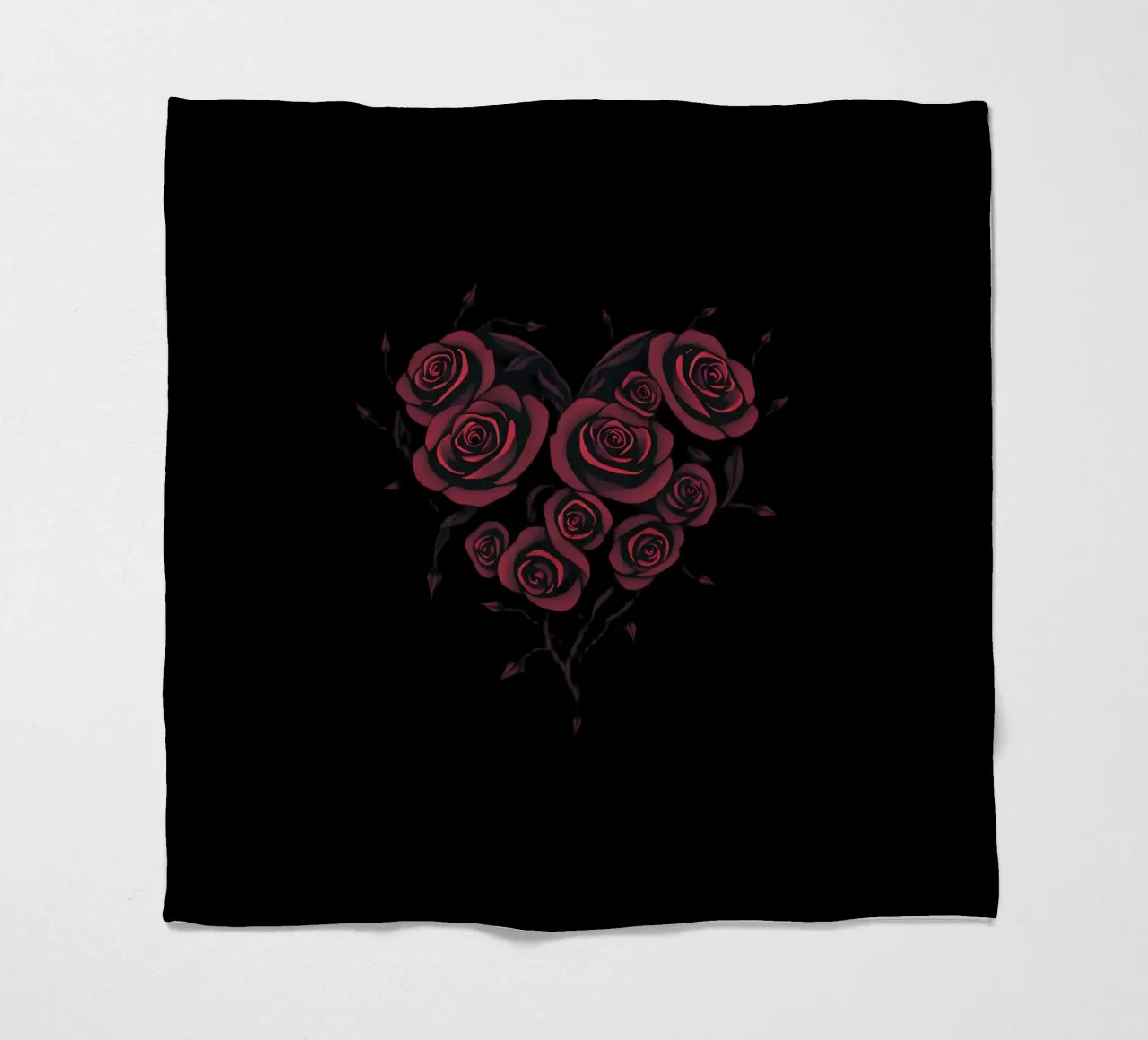 Bellissima composizione di rose rosse a forma di cuore coperta in pile da DesignDoodle