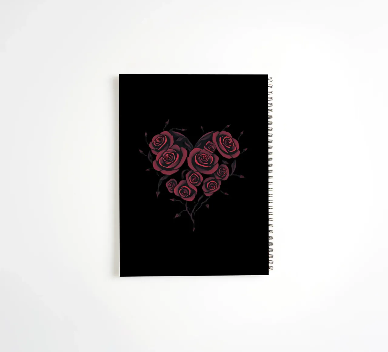 Precioso arreglo de rosas rojas en forma de corazón cuaderno de espiral de DesignDoodle
