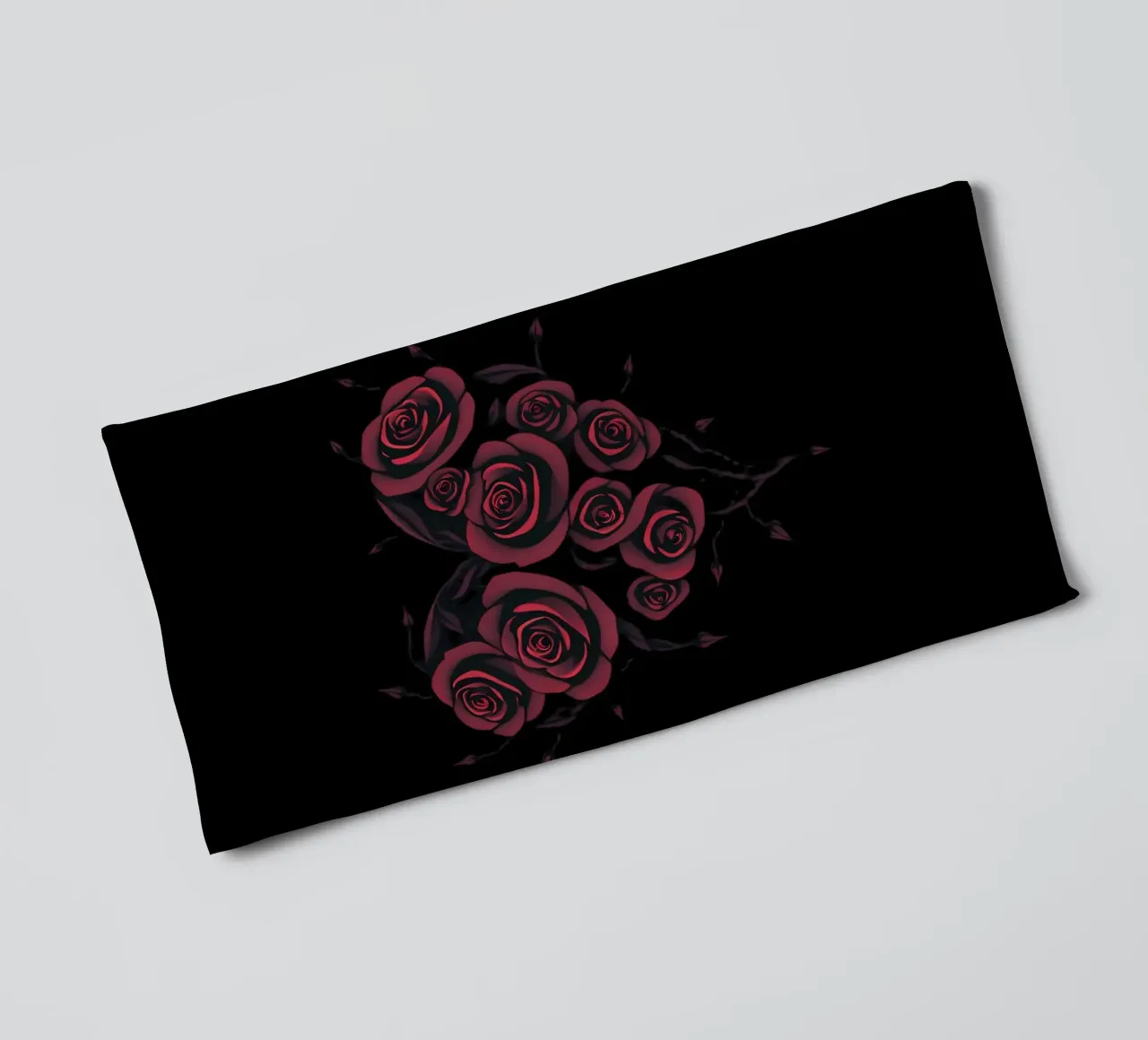 Bellissima composizione di rose rosse a forma di cuore asciugamano da bagno da DesignDoodle