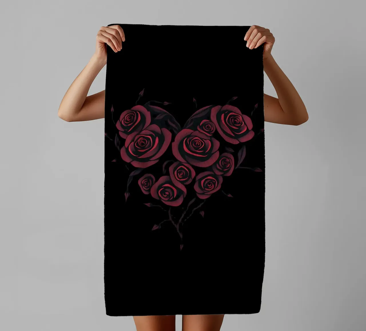 Bellissima composizione di rose rosse a forma di cuore asciugamano da bagno da DesignDoodle