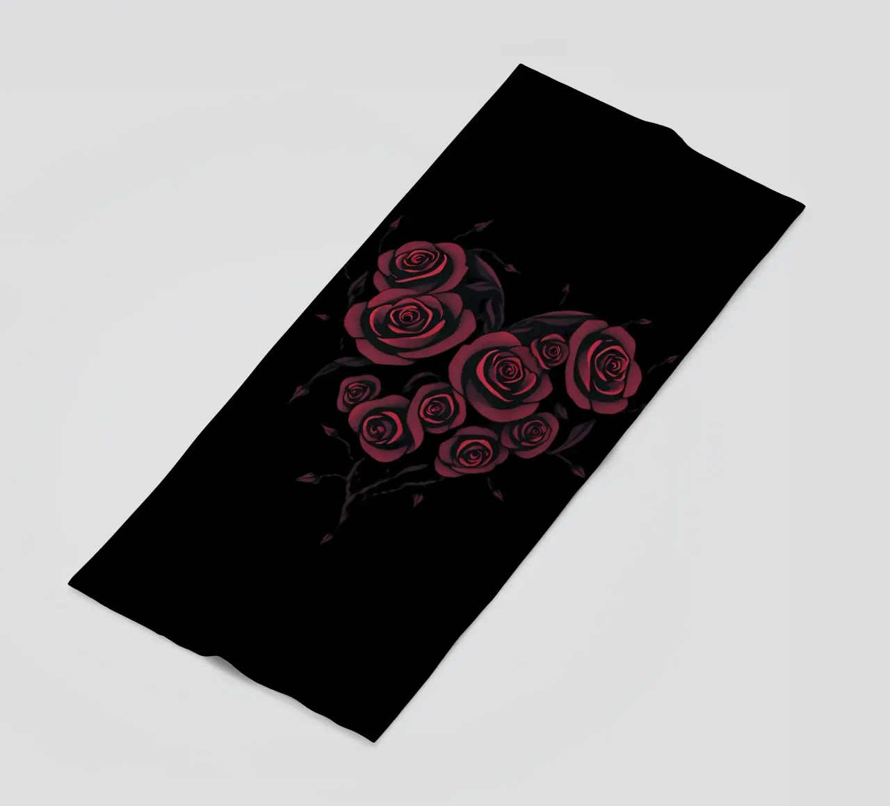Bellissima composizione di rose rosse a forma di cuore telo mare da DesignDoodle