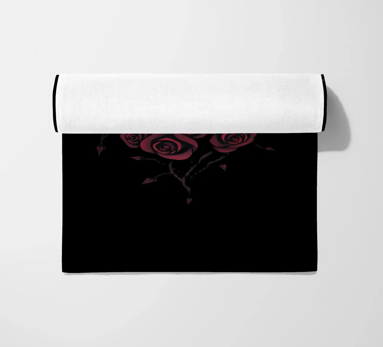 Bellissima composizione di rose rosse a forma di cuore telo mare da DesignDoodle