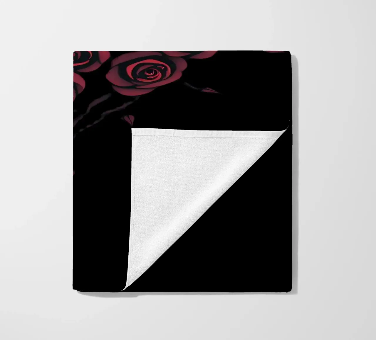 Bellissima composizione di rose rosse a forma di cuore telo mare da DesignDoodle