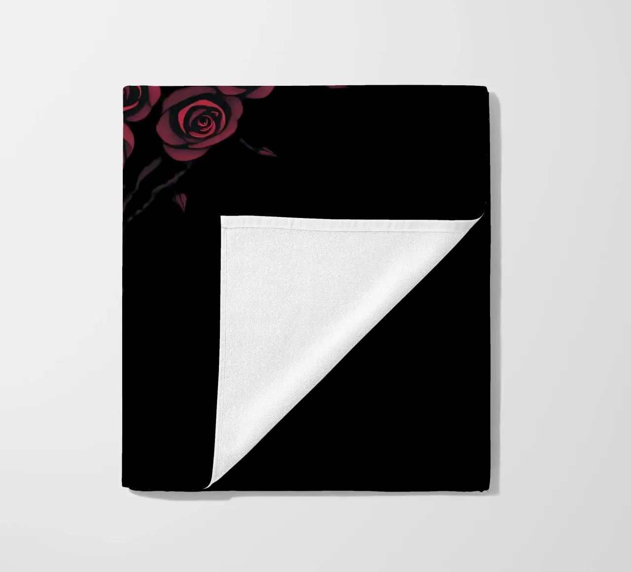 Bellissima composizione di rose rosse a forma di cuore telo mare da DesignDoodle