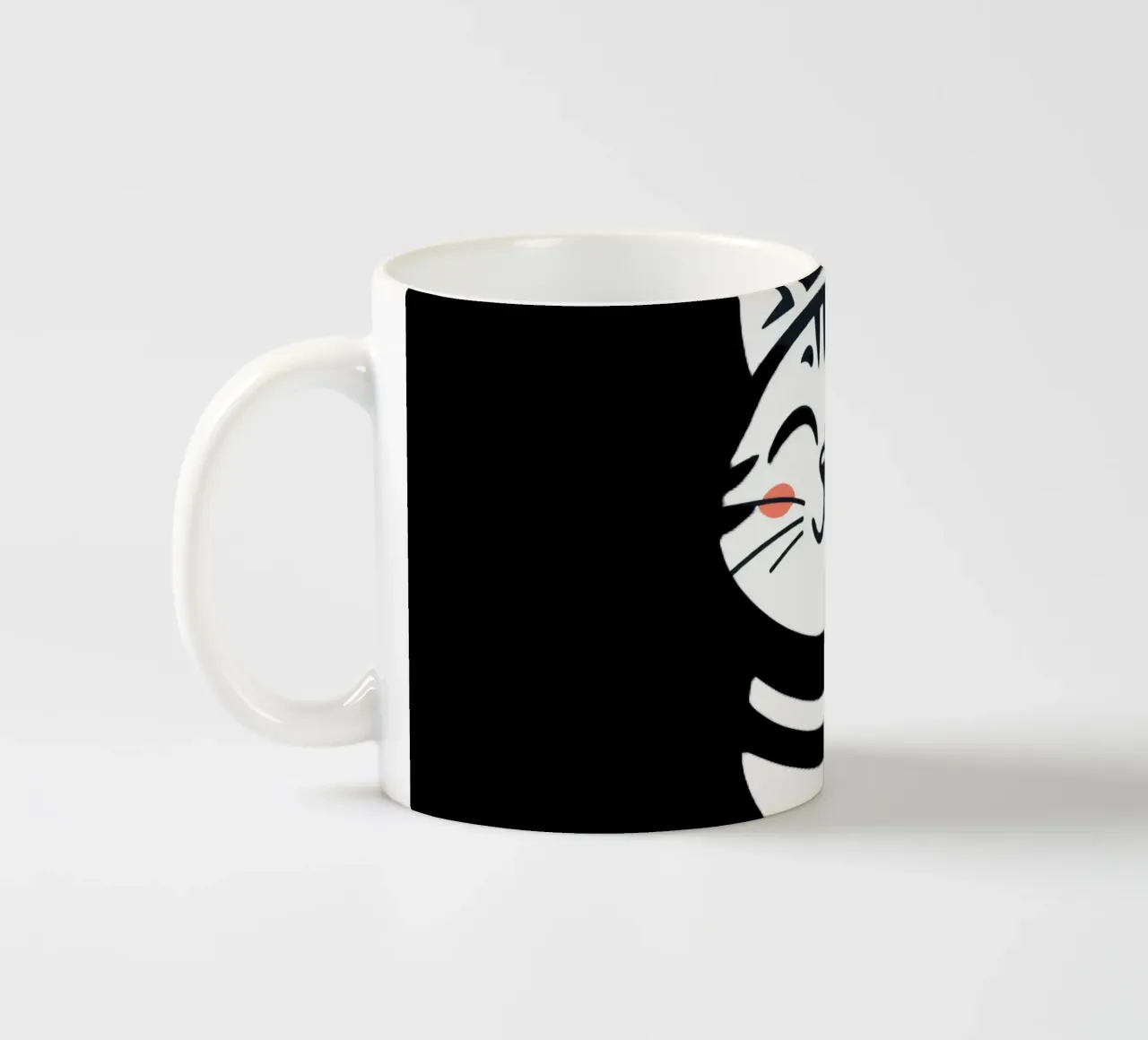 Un allegro gatto sorridente dei cartoni animati con una camicia a righe tazza in ceramica da DesignDoodle