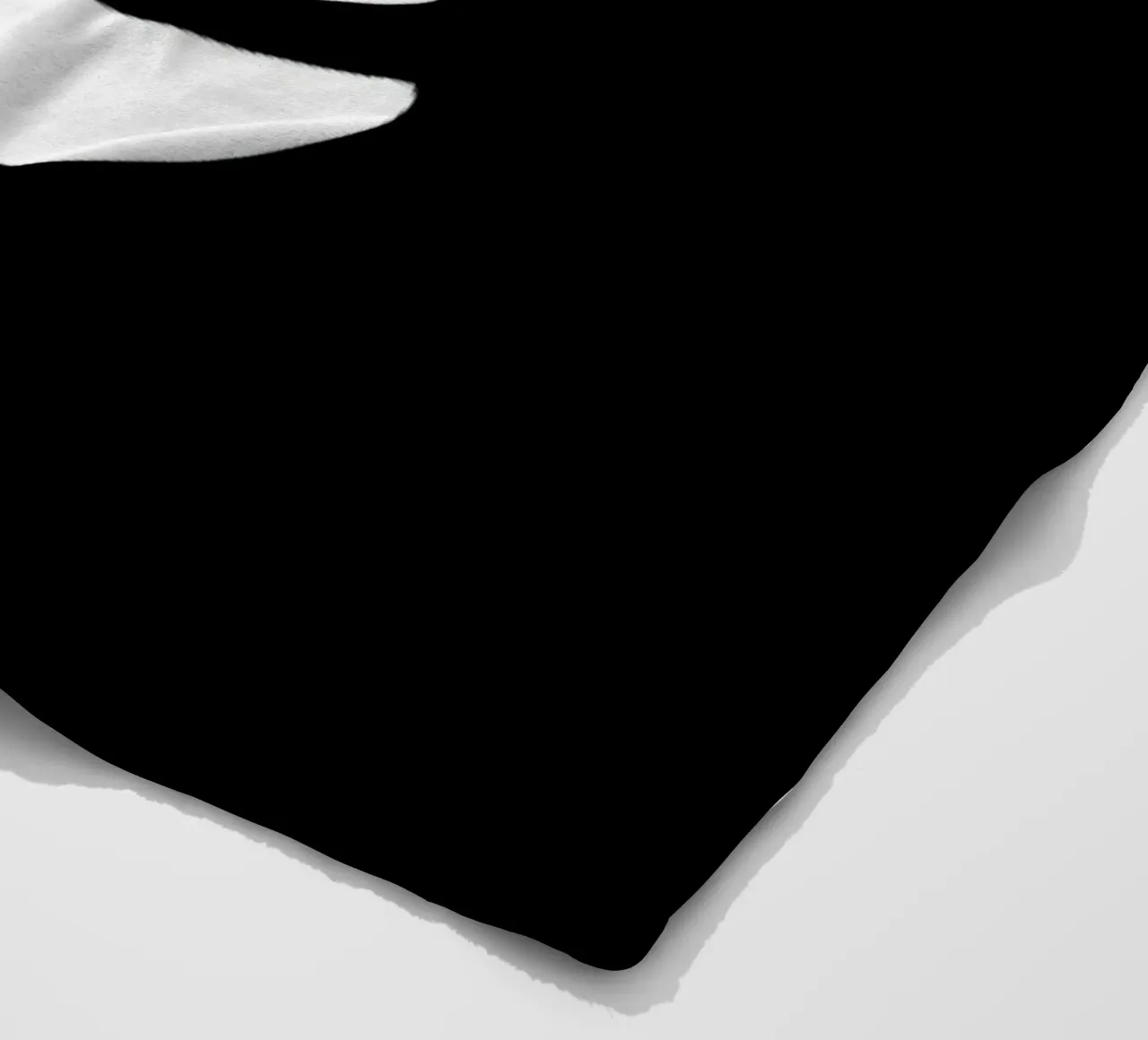 Un allegro gatto sorridente dei cartoni animati con una camicia a righe coperta in pile da DesignDoodle