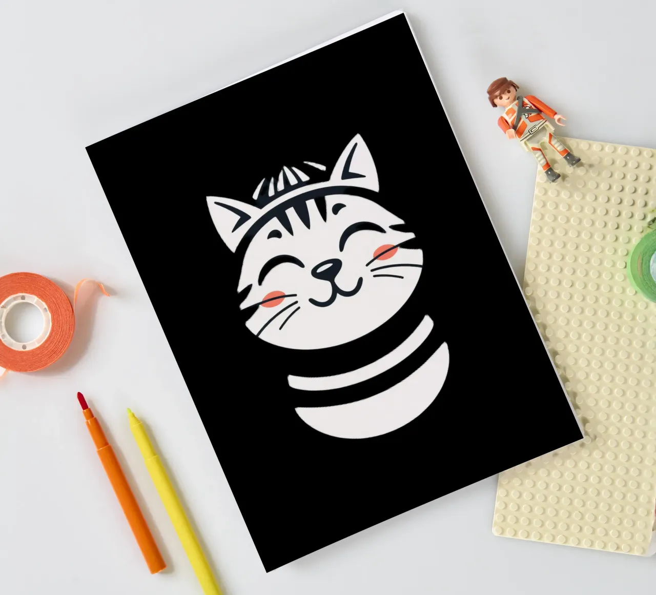 Un allegro gatto sorridente dei cartoni animati con una camicia a righe diario da DesignDoodle